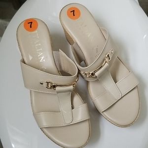 New condition worn once A great shoe for casual outings